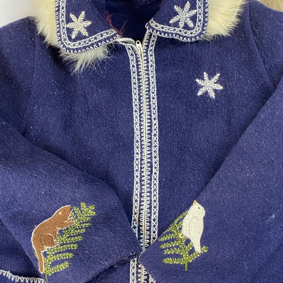 Vintage 1960s Inuit Wool and Fur Duffle Parka with Embroidered Animals - Sz M - Picture 7 of 16